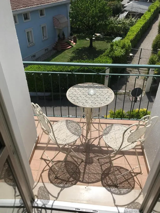 Le Bouganville Apartment Desenzano del Garda 0*,  Italia