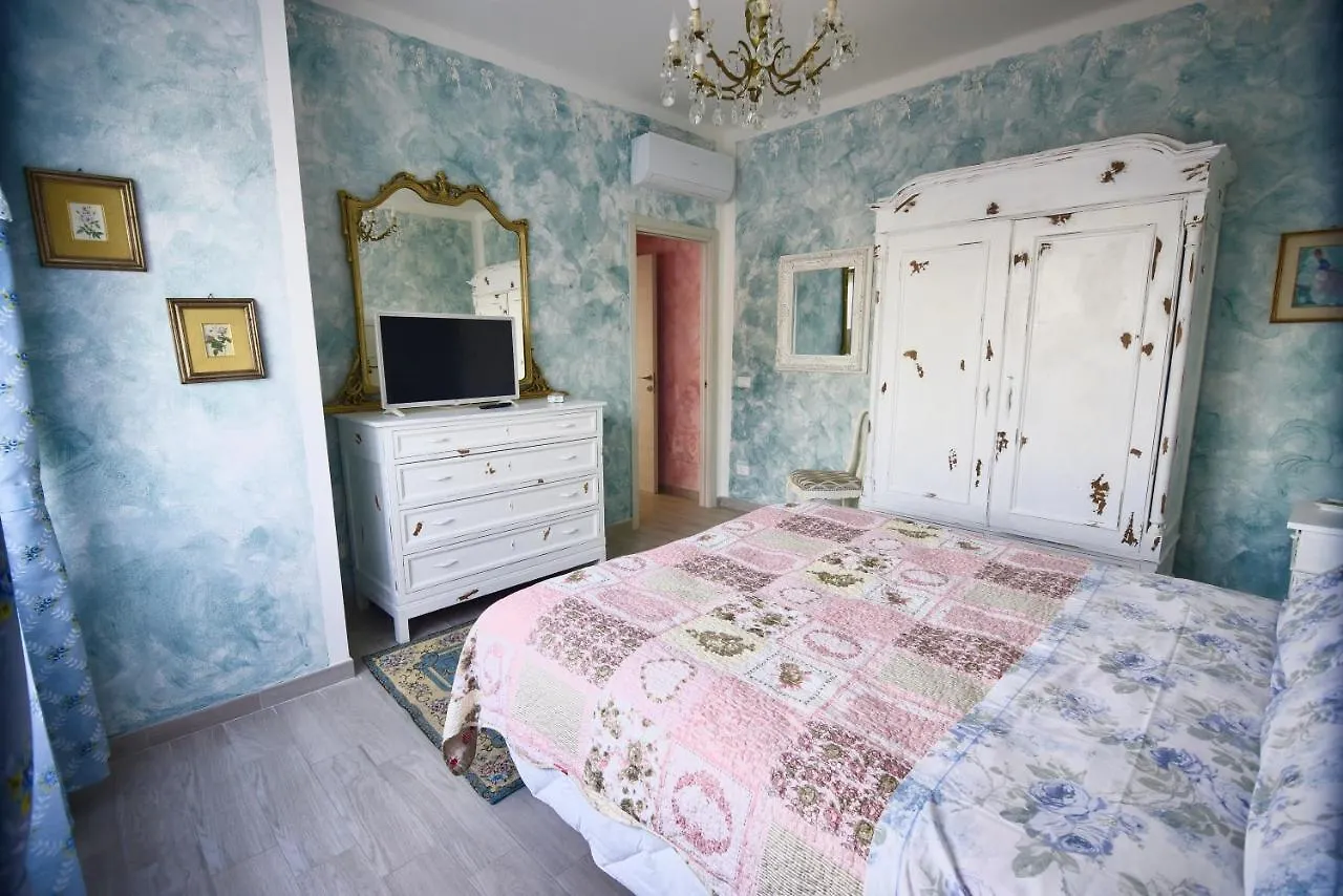 Le Bouganville Apartment Desenzano del Garda 0*,  Italia
